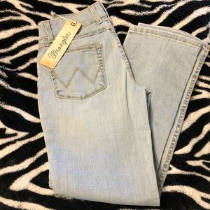 Wrangler lightwash straight leg jeans NWT. 7X28
